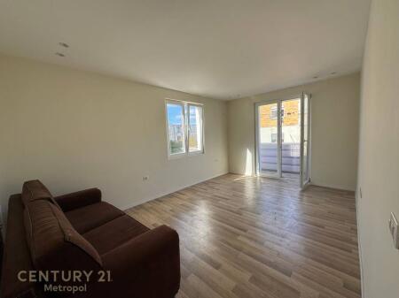 Apartament 2+1 per shitje prane rruges Mine Peza