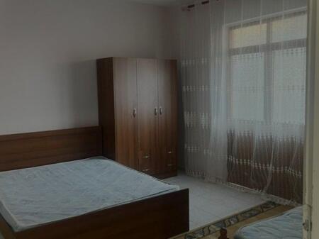 Jepet me qira ne një vilë 1+1, 2-kateshe në zonën e Laprakës pranë Spitalit Ushtarak/Doganës.