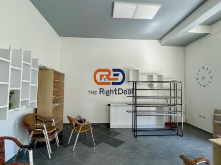 Vicino alla Scuola Rossa, Vendesi Locale Commerciale, Per Diverse Tipologie di Attività!!!