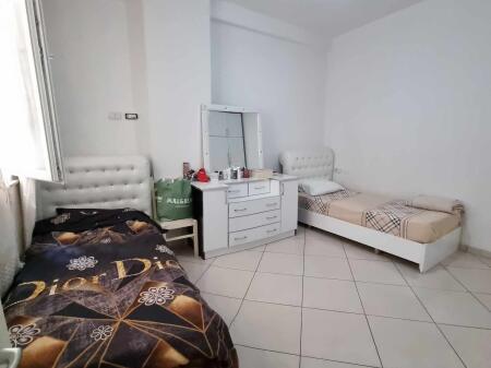 Kerkoj nje vajze per ndarje qeraje