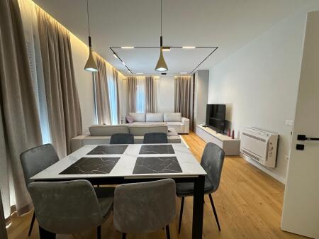 APARTAMENT 3+1 me DY POSTE PARKIMI në Rose Garden