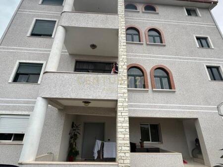 Villa in vendita a Kinostudios, vicino al Grande Anello – Investi in comodità e privacy.