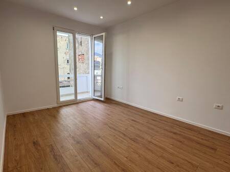 Shitet apartament 2+1+bllk