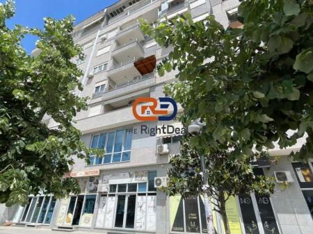 Tek Vila L, Shitet Njesi Biznesi, Me Planimetri Te Rregullt Buze Rruges Kryesore!!