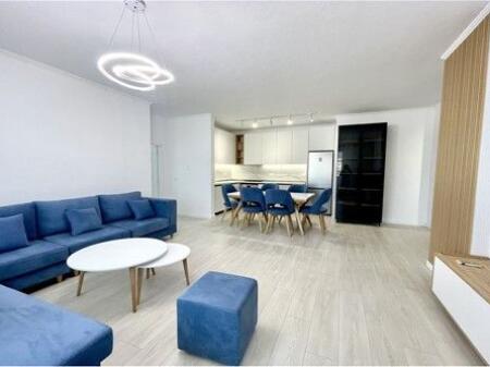 JEPET APARTAMENT 2+1 ME QERA PERBALL PETRO NINIT