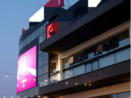 Locale per ufficio in affitto a Bllok, Tirana (ID 42611027).