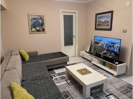 Shitet apartament 2+1 pranë Kafe Flora, Rruga e Durrësit!