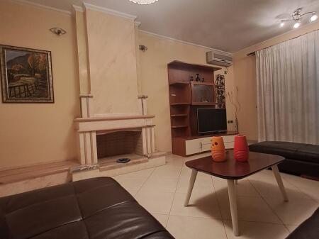 Jepet me qira Penthouse pranë Kishës Ortodokse – Vlorë