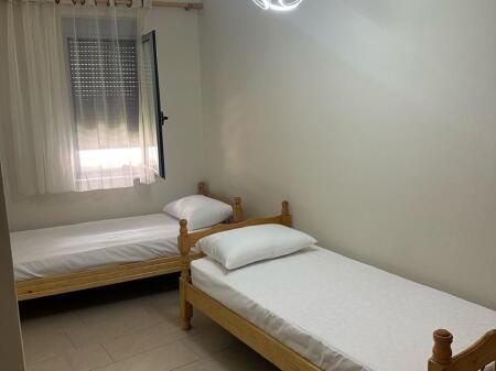 Jepet me qera 2+1 mobiluar Misto Mame pallat I ri 40000 lek