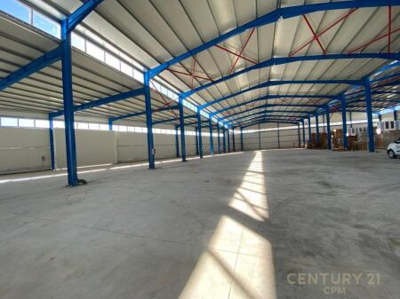Warehouse of 1900 m² for rent on the Durrës–Tiranë highway, near the “Turgut Ozal” College!