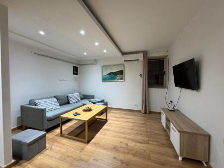 JEPET ME QERA APARTAMNET 1+1  450 EURO    (perfshi uj drita )