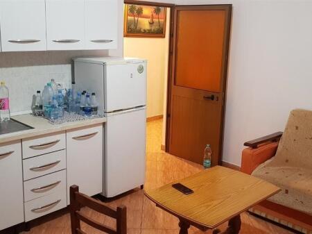Jepet me qera apartamenti 1+1 , Rruga 5 maj , RR,Lucie Miloti . ka dalje te big market prapa concord center  Cmimi: 320 mije leke +Vend Parkimi i perfshire ne cmim