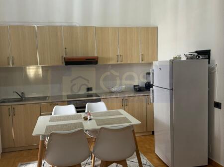 Jepet me qera apartament 1+1 Tek Rr e Dibres.