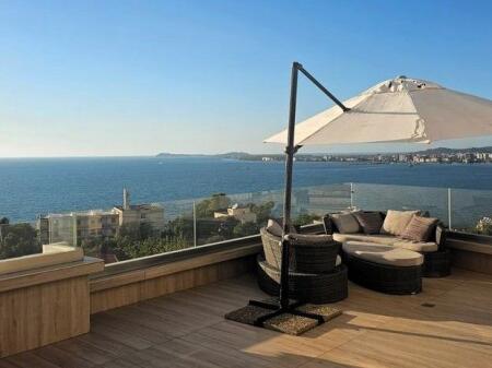 SHITET PENTHOUSE 2+1+2+ POSTO PARKIMI ,LUKSOZ ME PAMJE TE MREKULLUESHME TE DETIT NE VLORE!