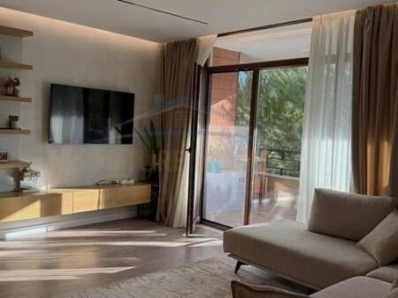 Shitet – Apartament 3+1+2 + Depo + 2 Poste Parkimi Kopshti Botanik, Tiranë