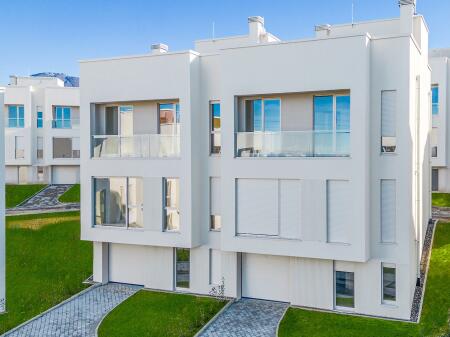 SELLING 3-STORY VILLA IN FARKË – NEAR THE LAKE!