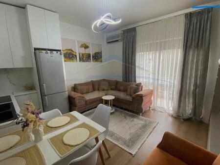 Shitet – Apartament 1+1, Fresku, Tiranë