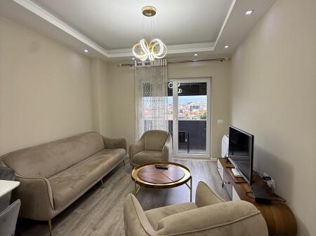 🏠JEPET ME QIRA Apartament 2+1 📍Rezidenca Quartum 🏢Kati: 5, me ashensor  🛋Hyrja eshte e mobiluar 💶 Çmimi : 80.000 Leke