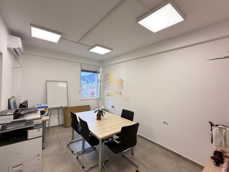 Affitto, Spazio commerciale/ufficio, Comune di Parigi, 1000 Euro/mese