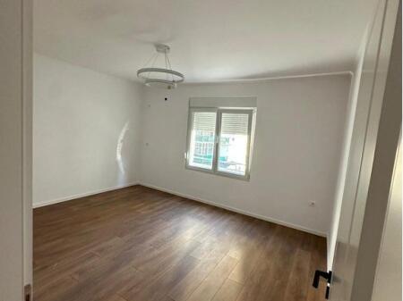 Shitet 1+ 1  Ne Porcelan tek pallatet e Fratarit! 95,000 €