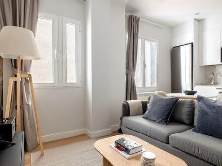 Apartament Me Qera 1+1 Tek Ish Ekspozita (ID B2101346) Tirane