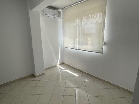 Jepet me qera ambient  biznesi  Afer Gjimnazit Petro Nini  