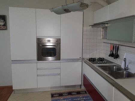 Apartament i Bollshëm 1+1 me Qira, Tek Pazari i Ri