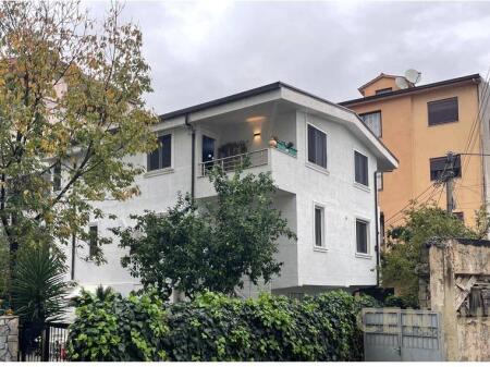 VILË ME QIRA PRANË RRUGËS MUHAMET GJOLLESHA – MUNDËSI IDEALE PËR BIZNES