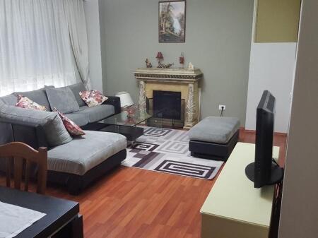 Apartament 1+1 me qera i mobiluar tek Pazari i Ri