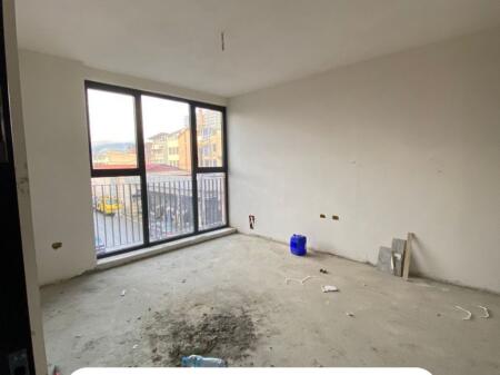 Shitet 1+1 tek 5 Maj