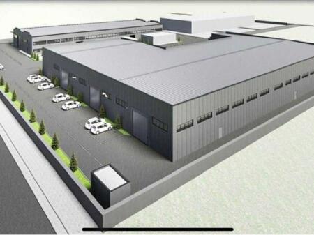 Kapanon për Shitje në Lagjen 15, Spitallë – Durrës  Në një nga zonat më të zhvilluara industriale të qytetit të Durrësit, ofrohet për shitje një kapanon modern me sipërfaqe ndërtimi prej 1,870 m², i ndërtuar sipas standardeve të Bashkimit Europian. Objekti shtrihet në një truall prej 2,000 m², me akses të drejtpërdrejtë nga rruga kryesore, duke ofruar kushte të shkëlqyera për transport dhe operacione logjistike.  Karakteristikat kryesore  Sipërfaqe ndërtimi: 1,870 m²  Sipërfaqe trualli: 2,000 m²  Lartësia e brendshme: 9.2 metra  Tualete: 4 ambiente higjieno-sanitare  Mundësi ndarjeje: Objekti mund të ndahet në dy njësi të veçanta, të përshtatshme për aktivitete të ndryshme  Konstruksion: Strukturë metalike dhe muraturë e përforcuar, sipas normave të sigurisë dhe cilësisë së BE-së  Infrastrukturë e plotë: Energjia elektrike, uji dhe ndriçimi i brendshëm i instaluar  Shesh funksional: Hapësirë e jashtme 2,000 m² për parkim, ngarkim-shkarkim dhe qarkullim automjetesh të tonazhit të rëndë  Përshtatje ideale për:  Aktivitet prodhues ose përpunues  Depo / magazinë mallrash  Qendër shpërndarjeje ose logjistikë  Servis industrial ose pikë teknike  Vendndodhja  Kapanoni ndodhet në Lagjen 15, Spitallë – Durrës, me pozicion strategjik pranë Portit të Durrësit dhe Autostradës Tiranë–Durrës, duke ofruar akses të shpejtë dhe lidhje të drejtpërdrejtë me rrjetin kryesor rrugor kombëtar.  Një investim i sigurt  Ky objekt përfaqëson një mundësi të shkëlqyer investimi për biznese që kërkojnë hapësira të gatshme për aktivitet industrial ose logjistik, në një nga zonat më dinamike të zhvillimit ekonomik në Durrës.