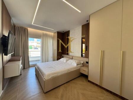 Shitet Papafingo luksoze në vijë të parë të detit, në Plazh pranë Hotel Adriatik.