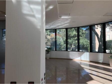 jepet me qira, ambient biznesi te Twin Towers, Bulevardi Nënë Tereza, Tiranë  ID: 530591002-2