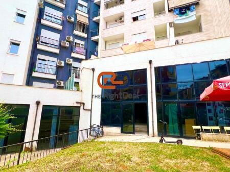 Vicino al Maternità, Locale Commerciale con Cortile in Vendita  Posto Auto!!!