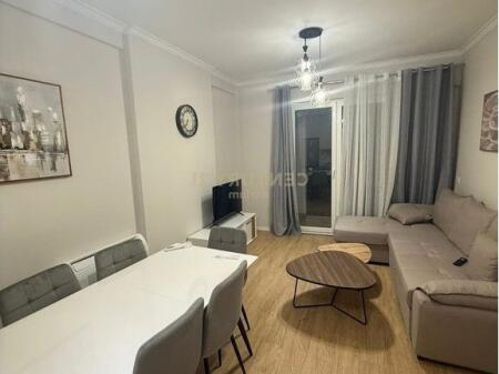 Apartament 2+1, Astir