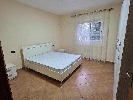 Jepet me qera apartament i madh 1+1 tek rrethi ne Kinostudio rruga Xhanfize Keko 1 minut nga stacionet e urbaneve!