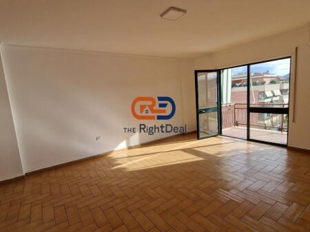 Ne Bllok, Jepet Me Qira Ambient 3+1+2, I Pershtatshem Per Veprimtari Te Ndryshme Biznesi!!!