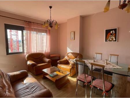 Jepet me Qira Apartament 1+1 ne Qender prane 9 Kateshet 500 € /Muaj