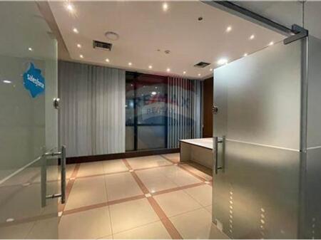 Office for rent opposite Kristal Center!