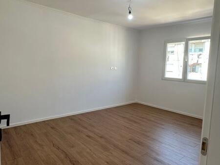 Shitet apartament 1+1 te Komuna e Parisit!