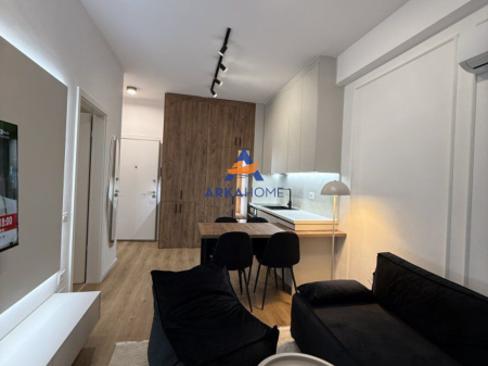 JEPET ME QIRA APARTAMENT 1+1 + BALLKON "KOMPLEKSI KADIU, ALI DEMI – PRANË TREGUT ELEKTRIK" 550 EURO