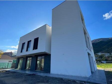 Service unit + land for rent in Berzhitë, beside the main road Tirana–Elbasan (km 15) near Palma Noves!