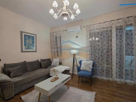 Jepet me Qira Apartament 1+1, Pazari i Ri