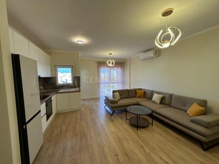 Apartament modern 2+1 me qera, pranë Shkollës së Kuqe.