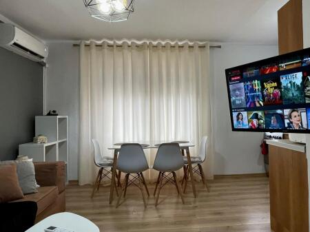 Jepet me qira apartament 1+1, Qender, Rruga e Barrikadave.