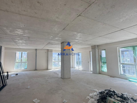 LOCALE COMMERCIALE IN AFFITTO 400M2 "VASIL SHANTO, VICINO ALLA PIAZZA" 10.000 EURO