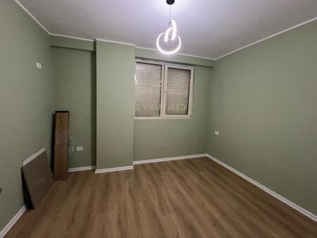 Jepet apartament 2+1+2+ post parkimi tek pallatet e Tom Doshit Shkoze.