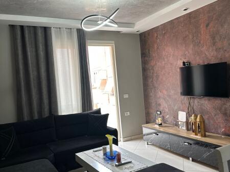 Jepet me qera apartament 3+1+ Parkim tek Xhamia e Selites