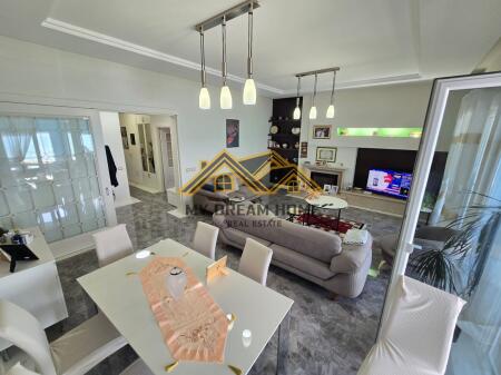 Shitet Penthouse Full me pamje nga deti ne zonen e Vollges.