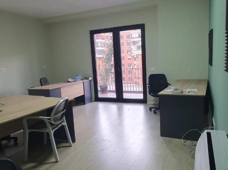 🏡 Locale commerciale in affitto presso Garden Building